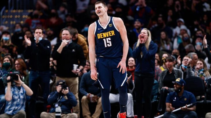 Nikola Jokic leva prêmio de MVP da NBA pela 2ª vez consecutiva