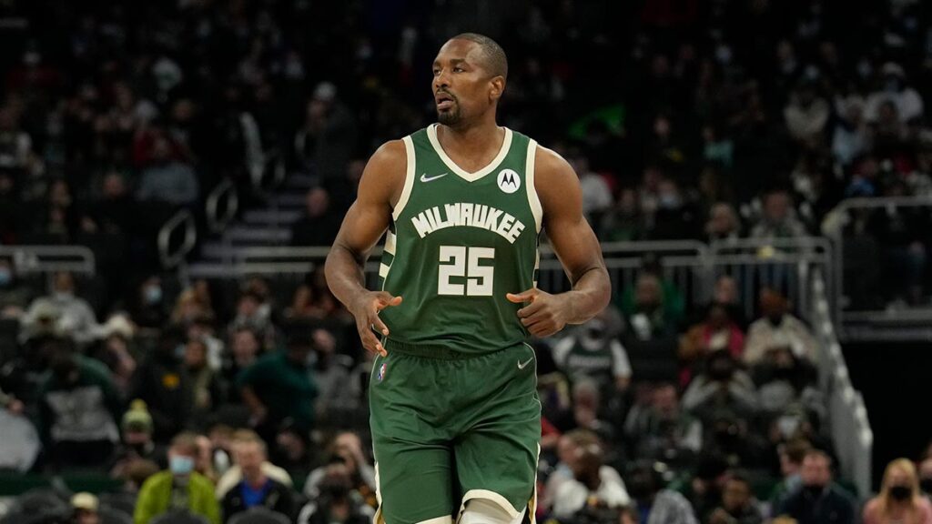 Serge Ibaka renova Milwaukee Bucks