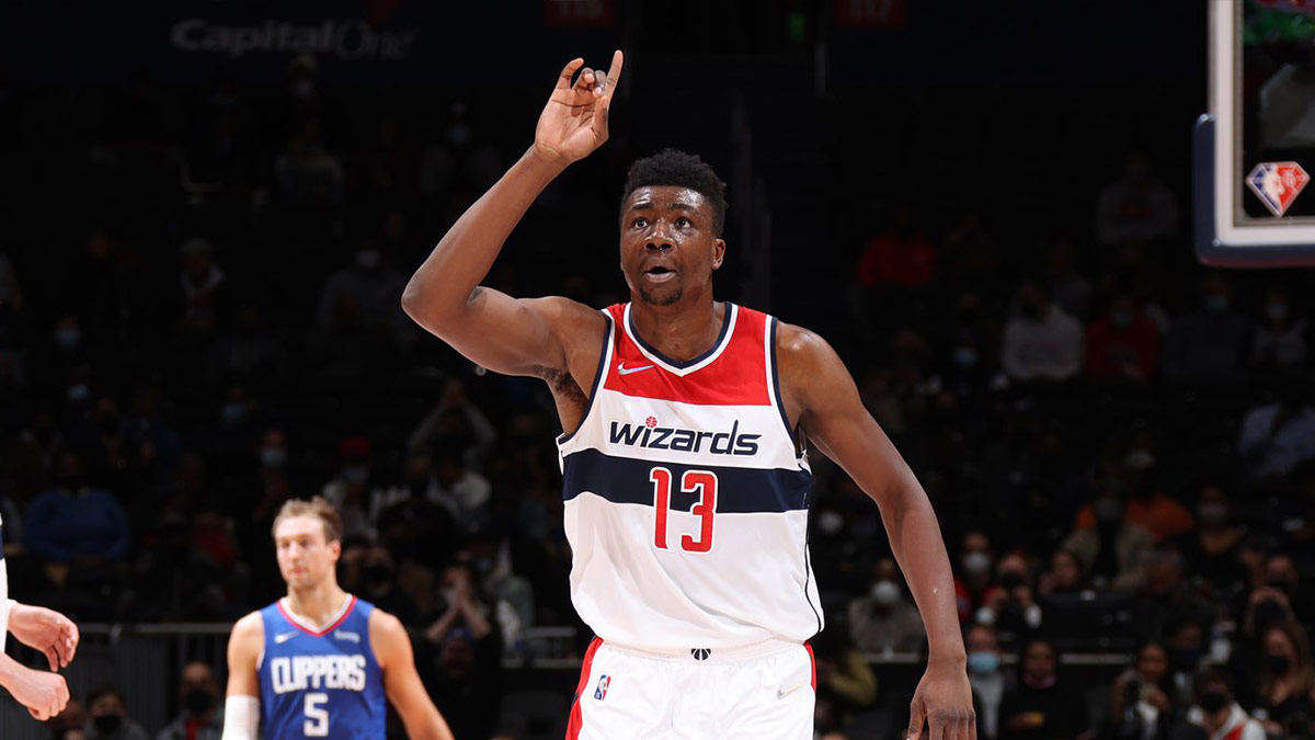 Thomas Bryant assina contrato Los Angeles Lakers um ano