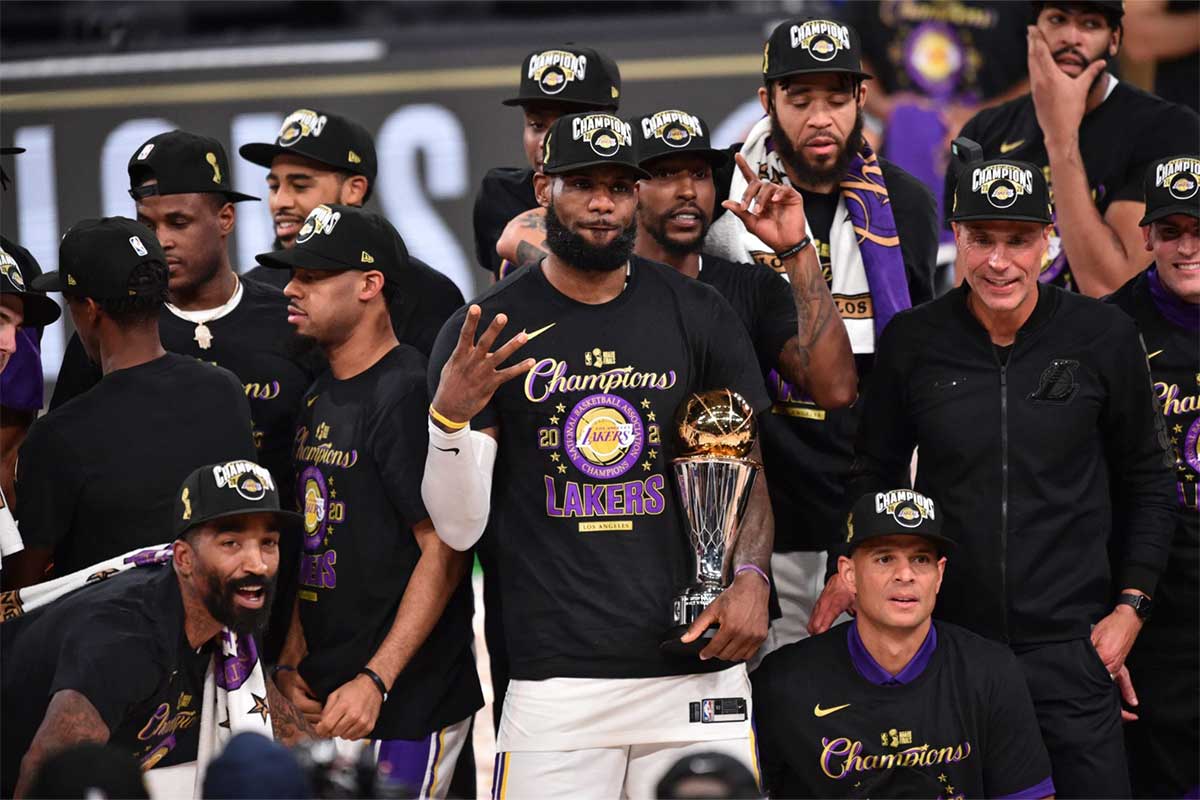 LeBron James merece camisa aposentada Lakers