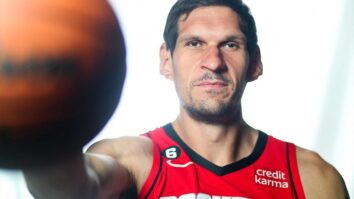 Houston Rockets assina com Boban Marjanovic por mais uma temporada