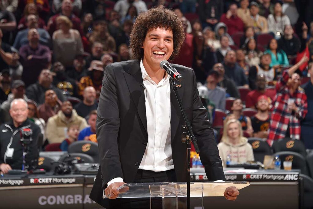 Anderson Varejão ovacionado Cavs