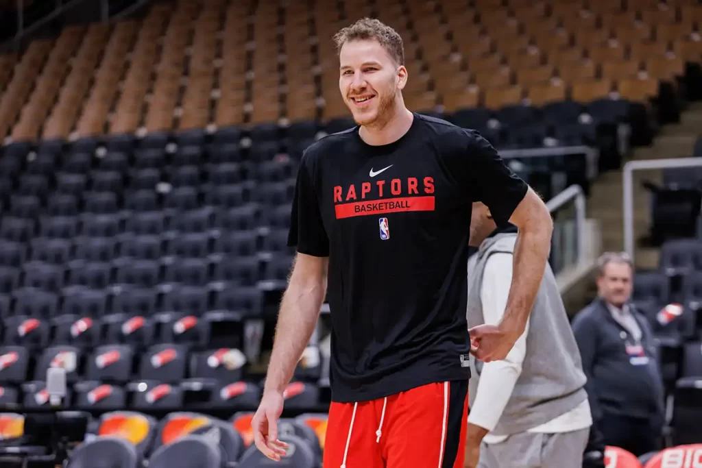 Jakob Poeltl renova Raptors