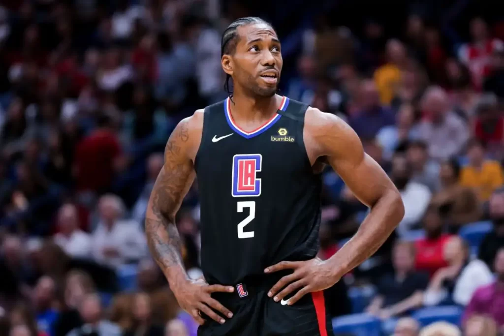 Kawhi Leonard assina extensão