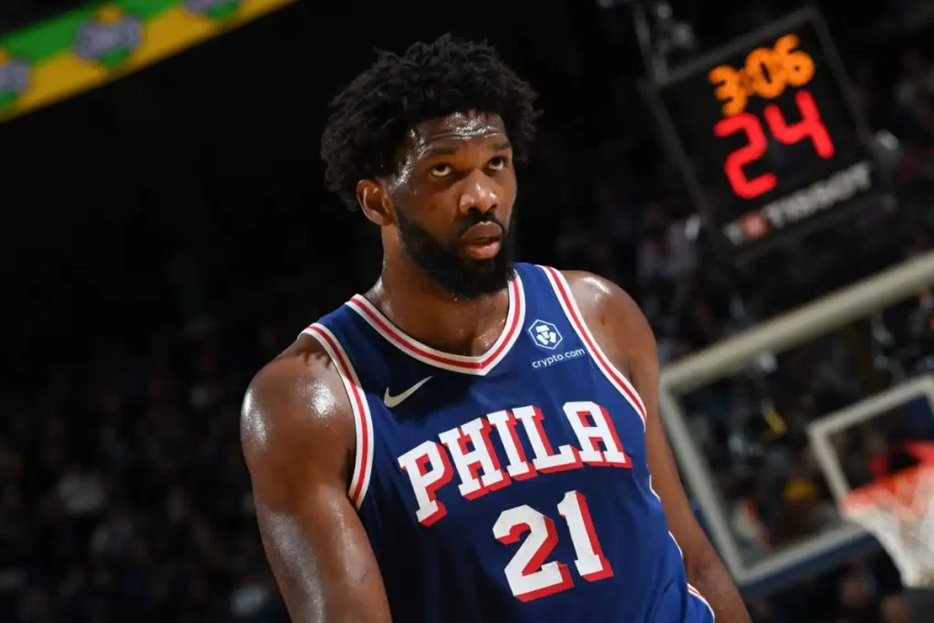 Joel Embiid suspenso três jogos