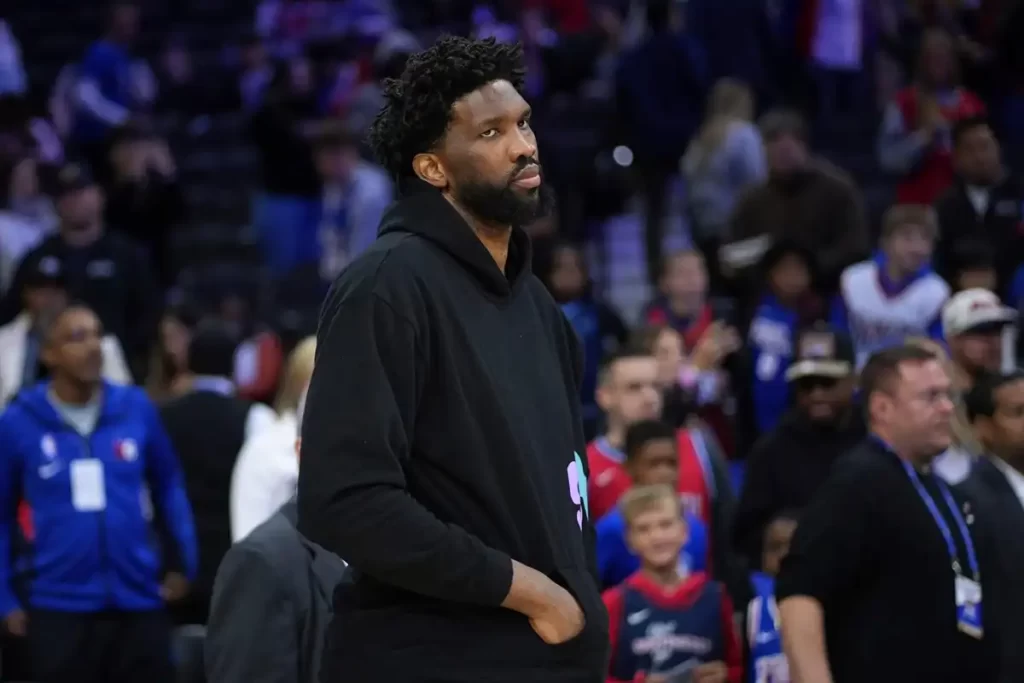 Joel Embiid empurra colunista