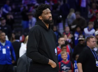 Joel Embiid empurra colunista