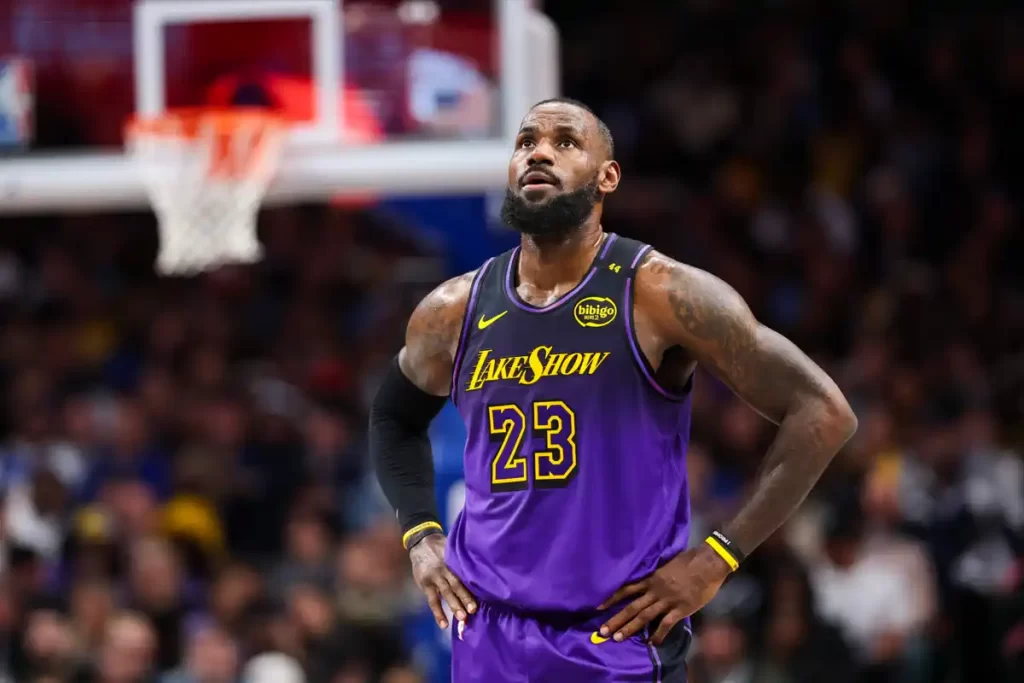 LeBron James cobrando Lakers