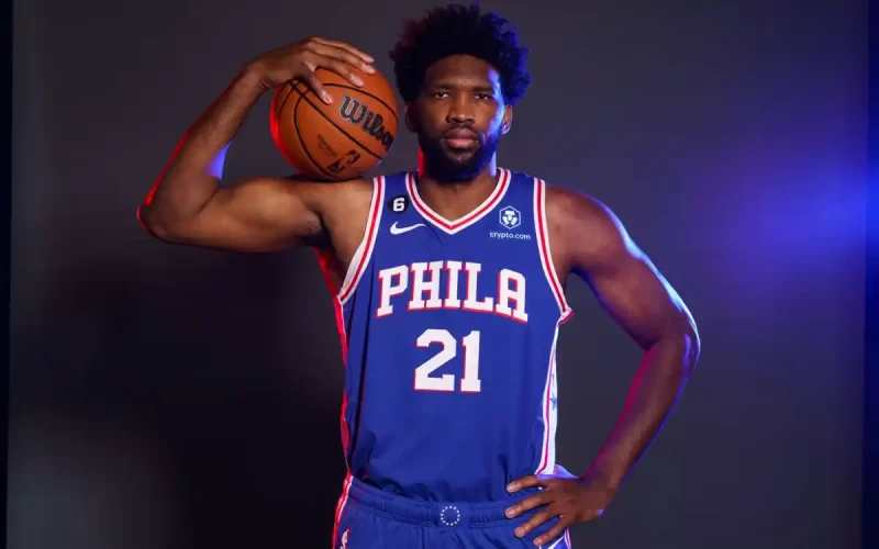 Joel Embiid problema joelho