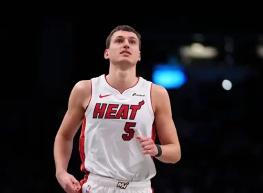 Nikola Jovic Heat mão