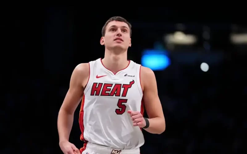 Nikola Jovic Heat mão