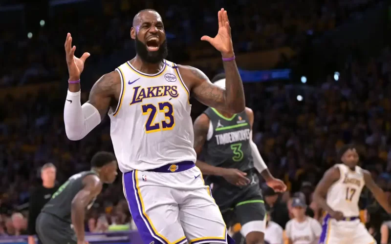 LeBron James Lakers falta