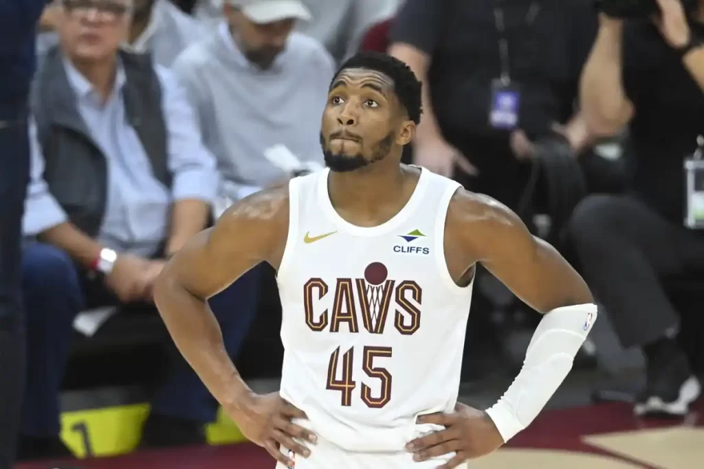 Donovan Mitchell Cavalier tornozelo
