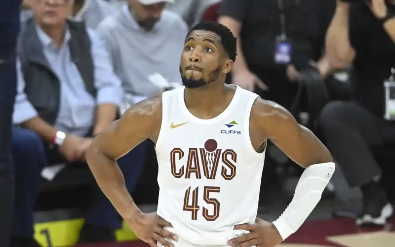 Donovan Mitchell Cavalier tornozelo