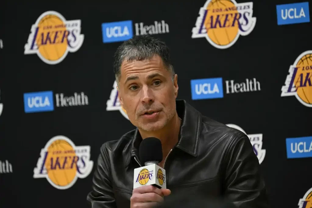 Lakers atualização elenco