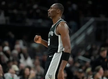 Bismack Biyombo renova Spurs