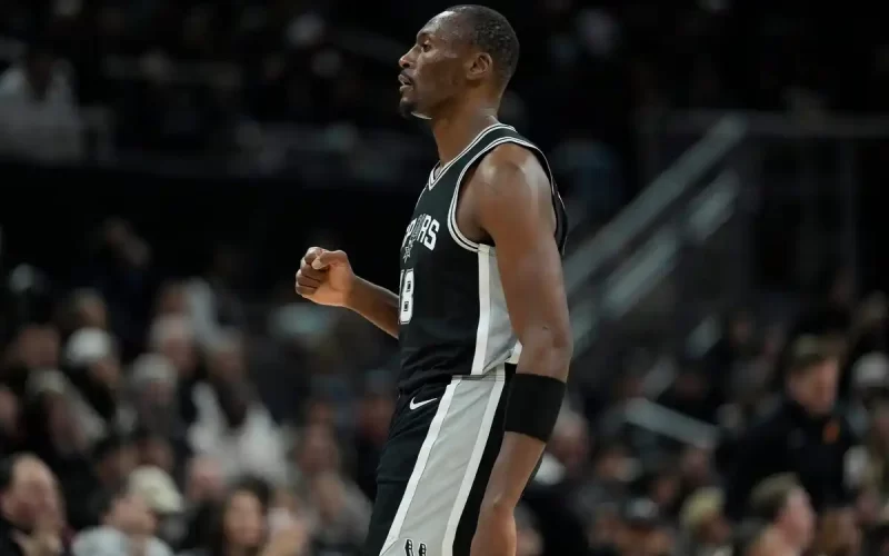 Bismack Biyombo renova Spurs