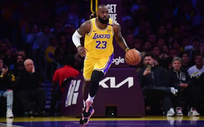 LeBron James jogar liga