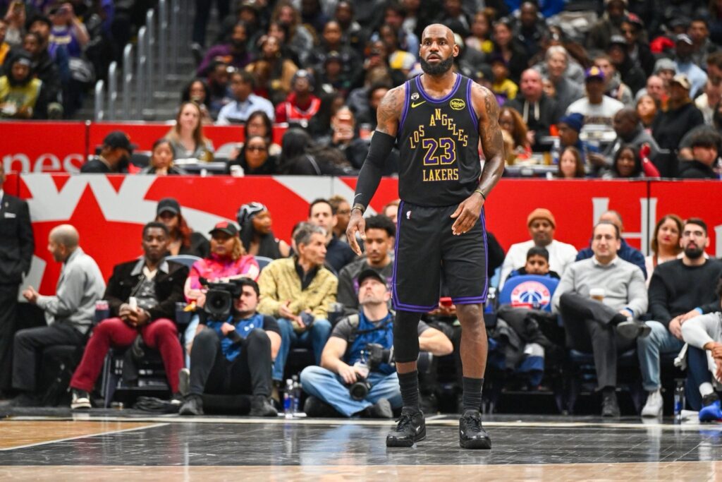 LeBron James fica Lakers
