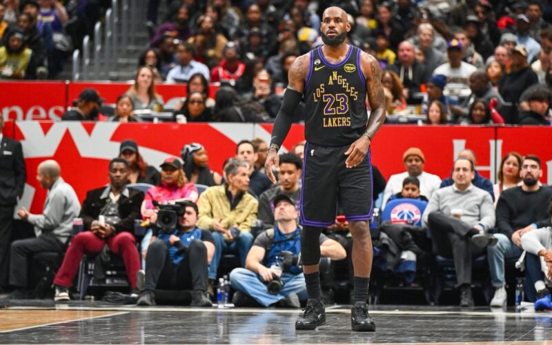 LeBron James fica Lakers